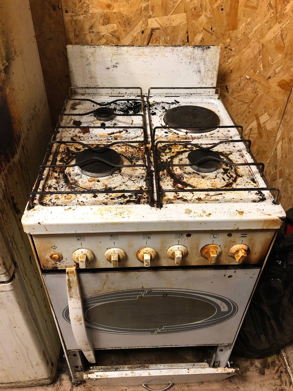 Грязная плита до клининга