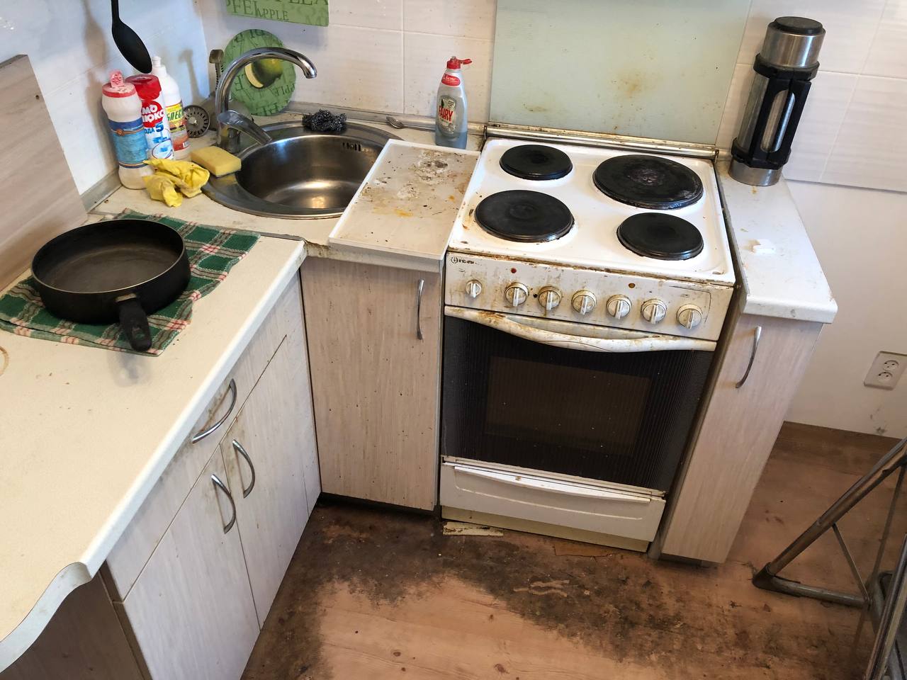 Грязная кухня до уборки